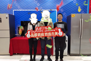 業(yè)主的時(shí)間不是很多，主要是交給了設(shè)計(jì)師，到現(xiàn)在為止看到的效果還是非常不錯(cuò)的，其他的都沒有問題！業(yè)主說當(dāng)時(shí)是在網(wǎng)上看到的我們杰美裝飾的，總共查看了幾家裝修，在他們小區(qū)，杰美裝飾也做了好幾套，業(yè)主就打了電話，最后就選擇了杰美裝飾。而且杰美裝飾對(duì)于風(fēng)格類...